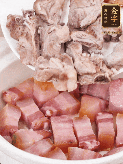 倒入開水燉煮，大火燒開后轉小火