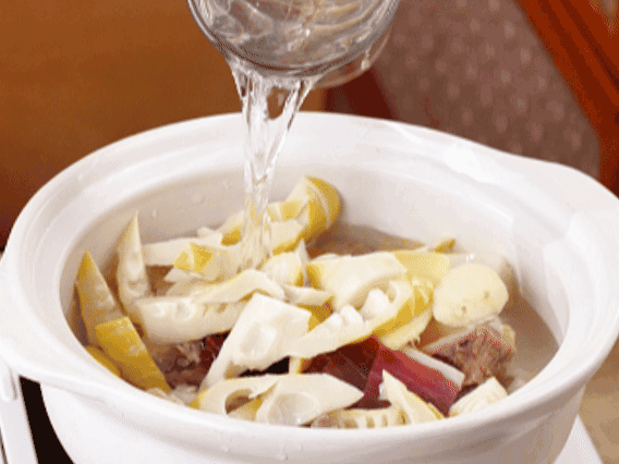 砂鍋中依次放入姜片、雞肉、春筍、火腿，加入足量的水，大火燒開后，轉小火燉40分鐘