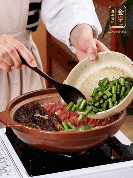 鋪上金字香腸、羊肚菌、蘆筍，蓋蓋子燜7分鐘