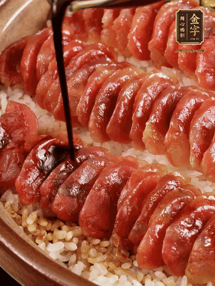 淋上醬汁攪拌均勻
調(diào)一個(gè)醬汁：生抽2匙、老抽半匙、蠔油半匙、白砂糖1/3匙、雞精1/3匙、香油5滴、水1匙