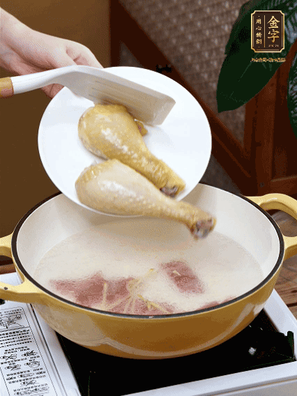 倒清水，放雞腿，大火煮開轉(zhuǎn)中小火煮20分鐘