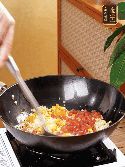 放隔夜飯攪散，加香腸，1勺生抽、半勺鹽調(diào)味。最后撒蔥花