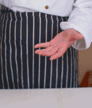 小蔥切碎，淡火腿切碎。