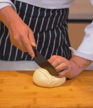 饅頭表面切出1cm左右的網格。