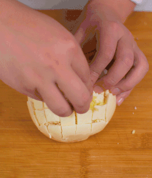 在縫隙里塞適量馬蘇里拉奶酪、再塞入淡火腿碎。