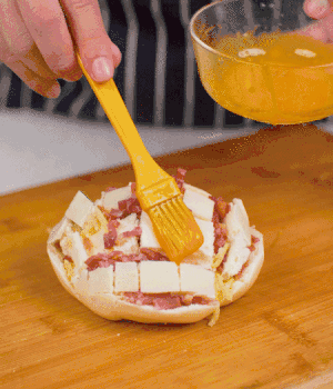 放在烤盤上，表面先刷一層玉米油，再刷一層蛋黃液。