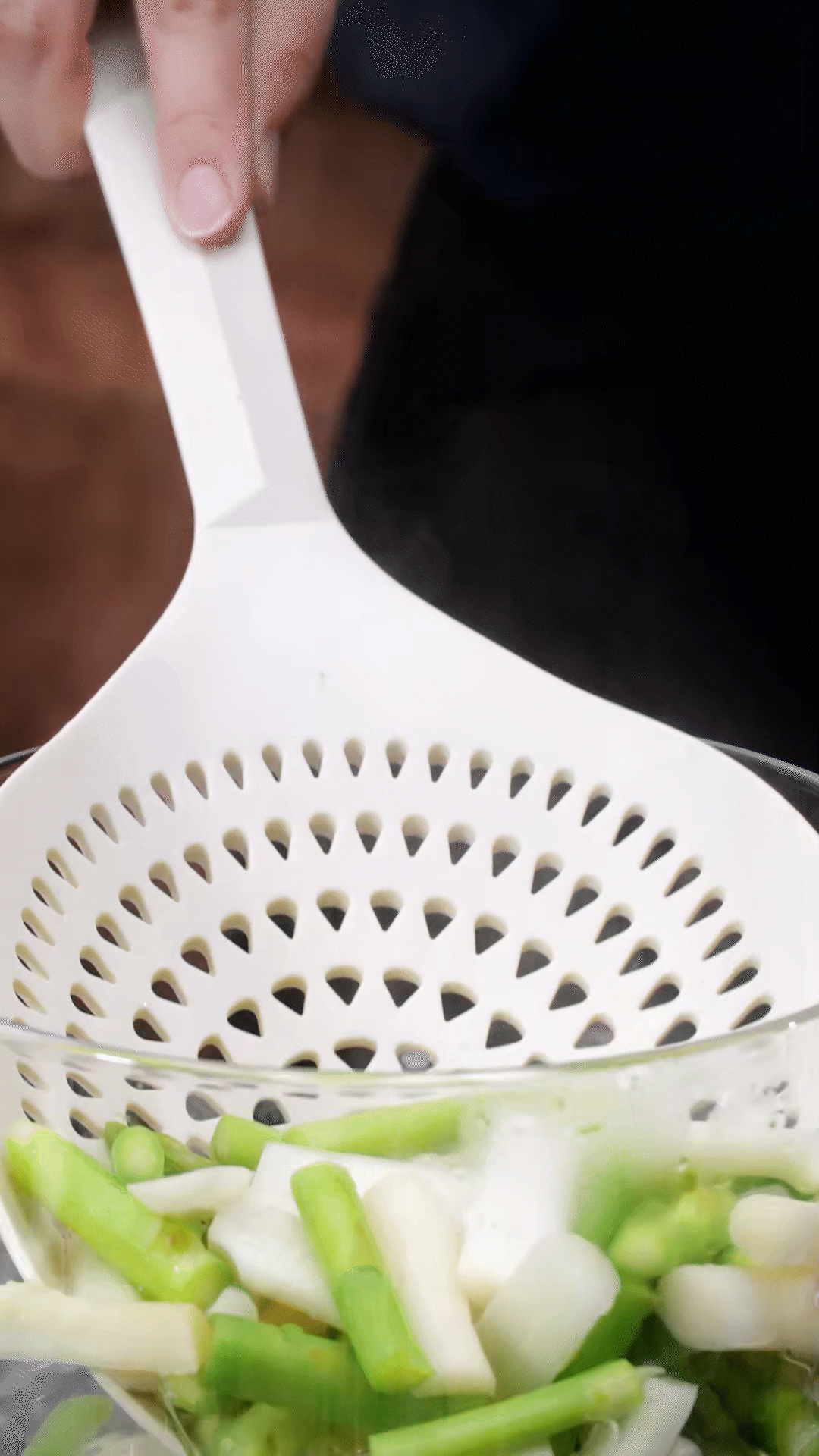 蘆筍切去老根，削皮后切斷焯水
