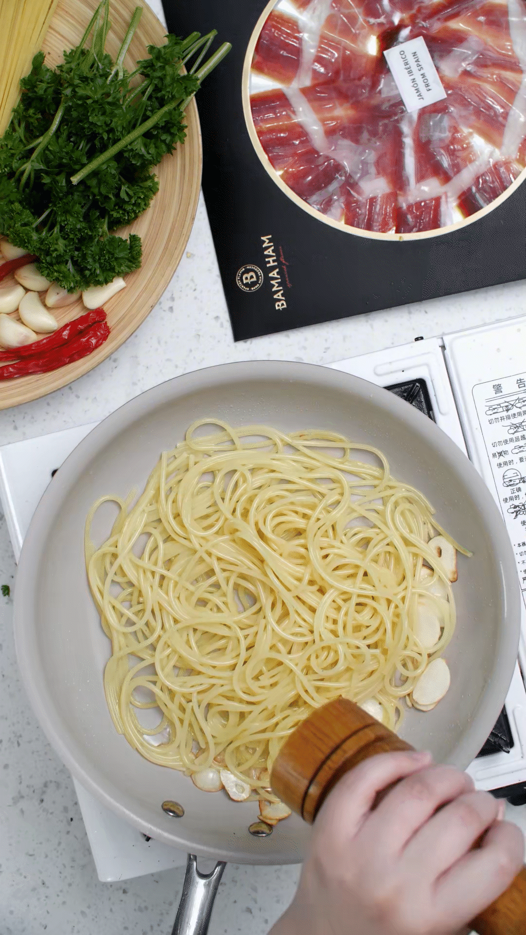 起鍋燒水，水開加入1勺橄欖油和1勺鹽，煮開后放入意面，水再次煮開后轉中小火，5號面約8-10分鐘
