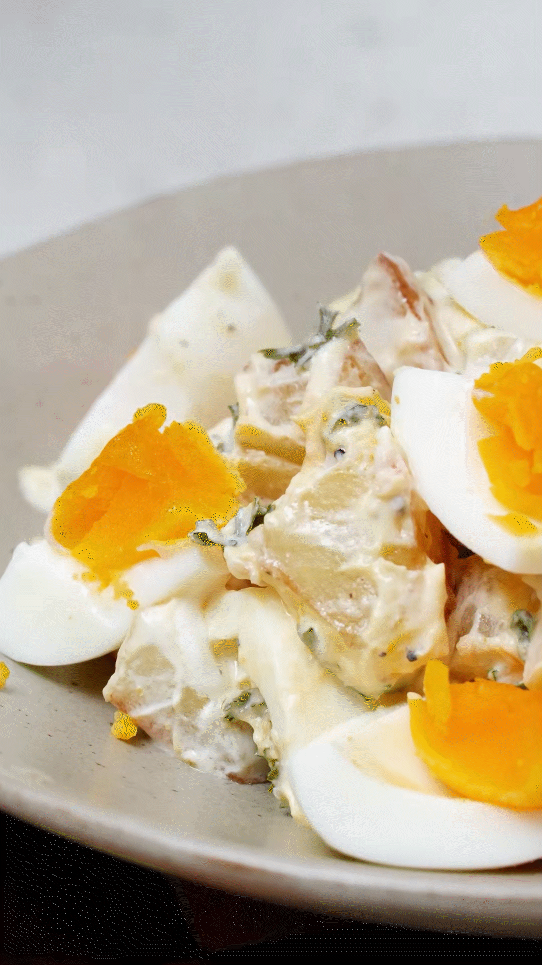 土豆塊和雞蛋加入醬汁，拌勻裝盤