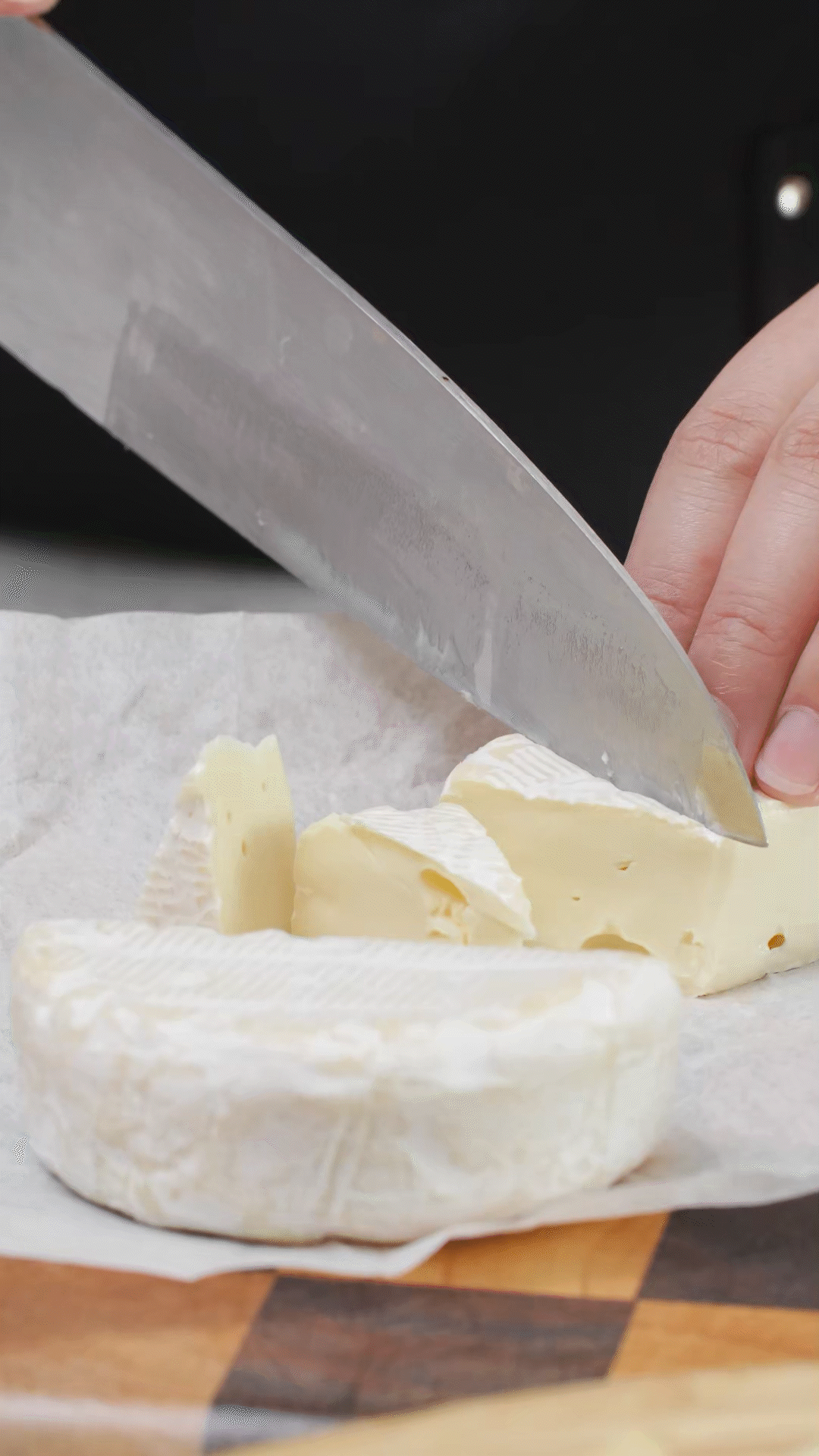 ①布里奶酪切塊、蘇打餅干掰成合適大小