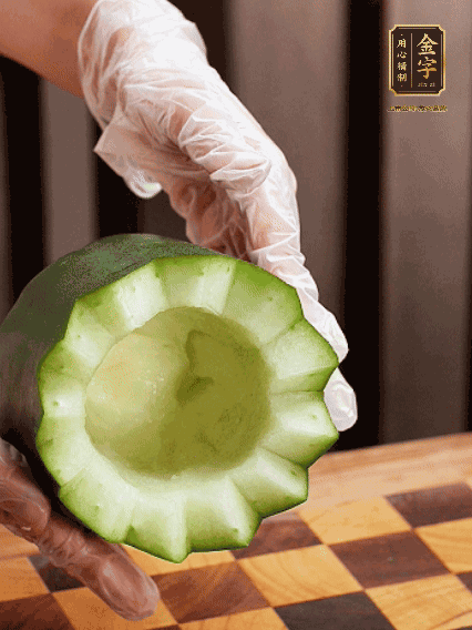 將小冬瓜洗凈，頂端切開去瓜瓤，改刀切口呈鋸齒狀