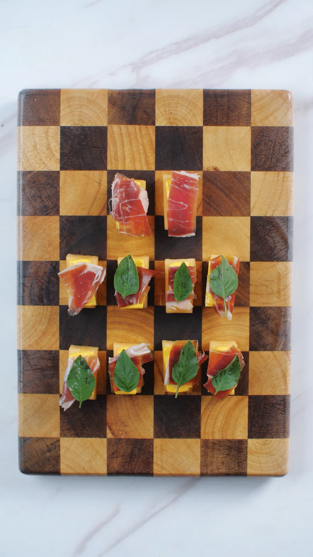 依次放上：奶酪、巴瑪火腿