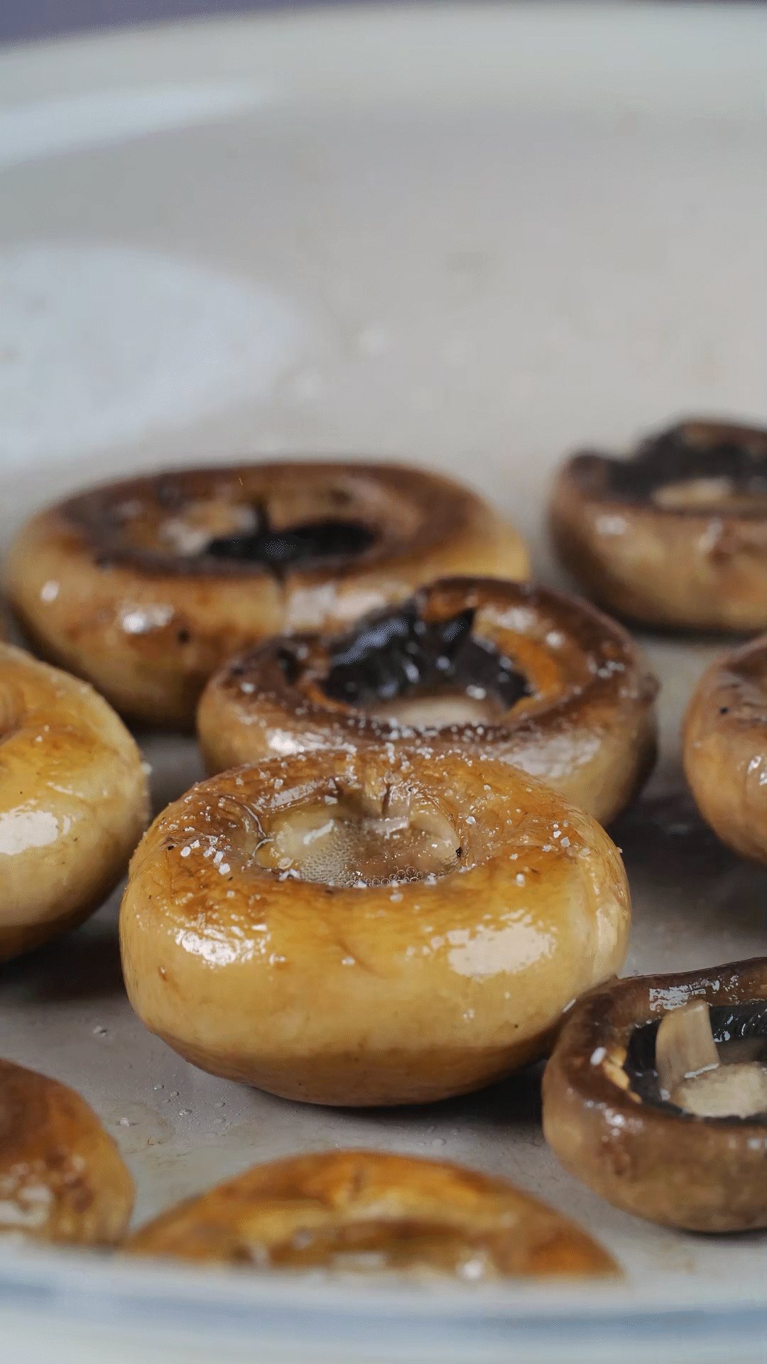 鍋內放橄欖油，將口蘑煎至兩面微微焦黃，用黑胡椒海鹽調味