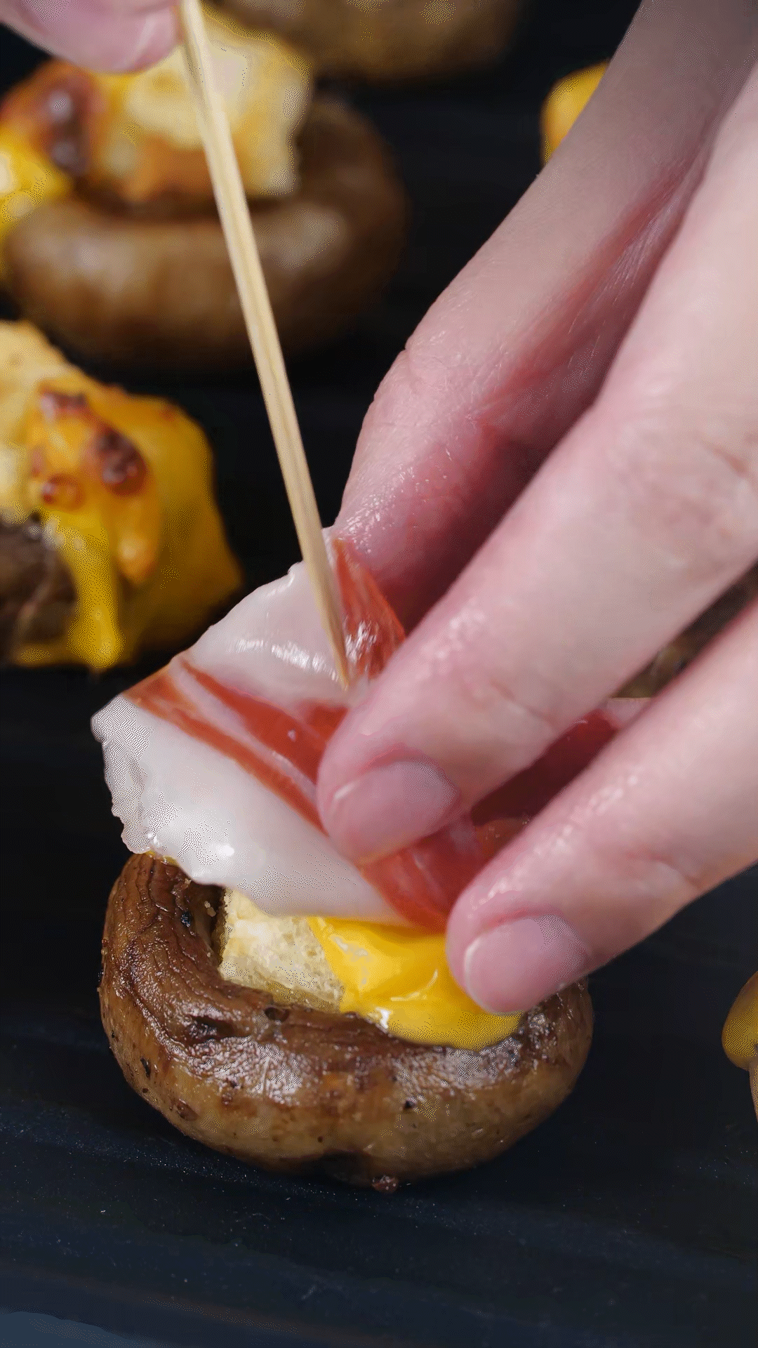 將火腿卷一卷，放在最頂部，插上竹簽