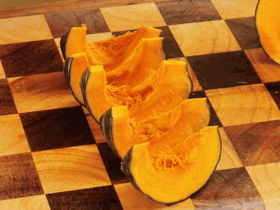 貝貝南瓜去瓤切小塊；干香菇熱水泡發，切條