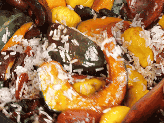 電飯煲正常煮飯模式煮飯。出鍋后撒點蔥花