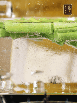 豆角切成段，加油焯水1分鐘