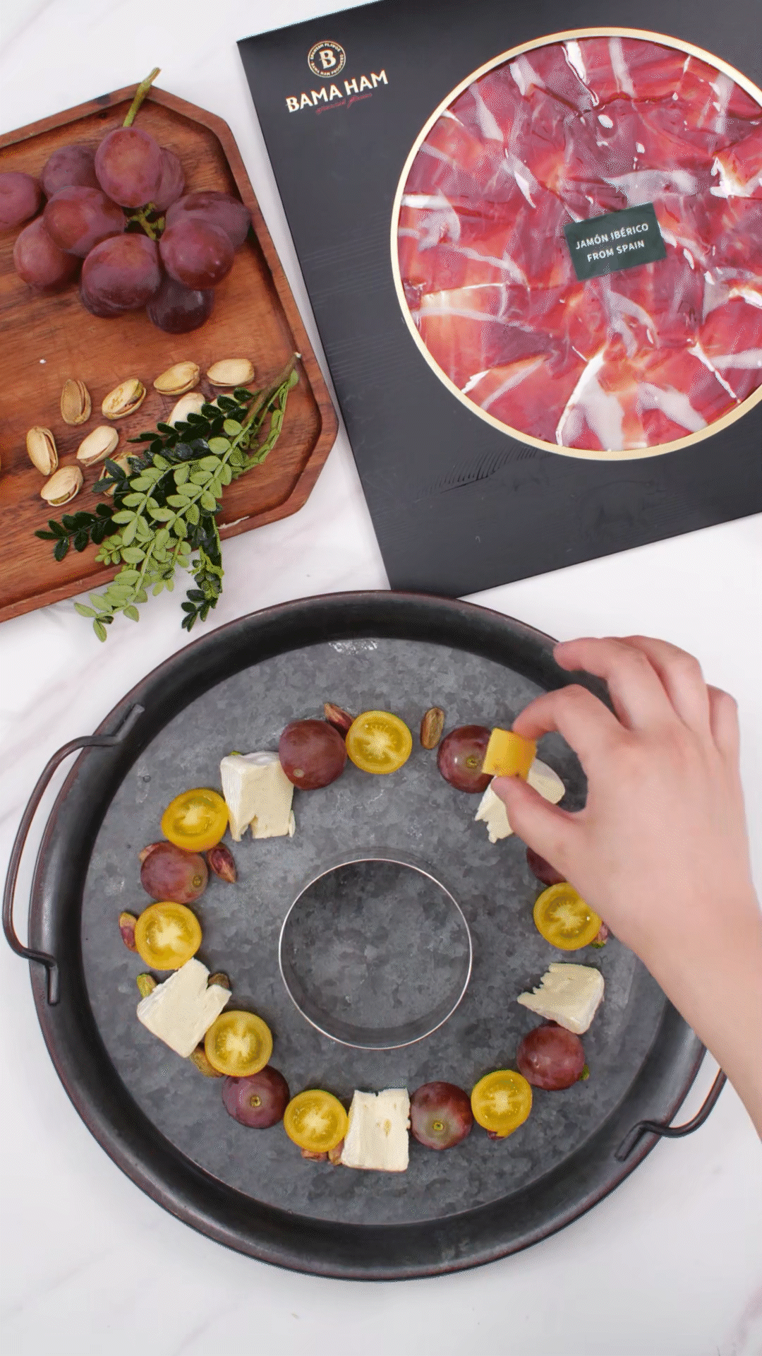 準備一個大盤子，中間放上模具（或是一個空碗）預留空位，沿著磨具把食材擺盤成花環裝