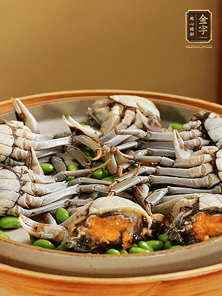 盤底鋪毛豆，依次放大閘蟹、咸肉， 淋一圈料酒、豉油。