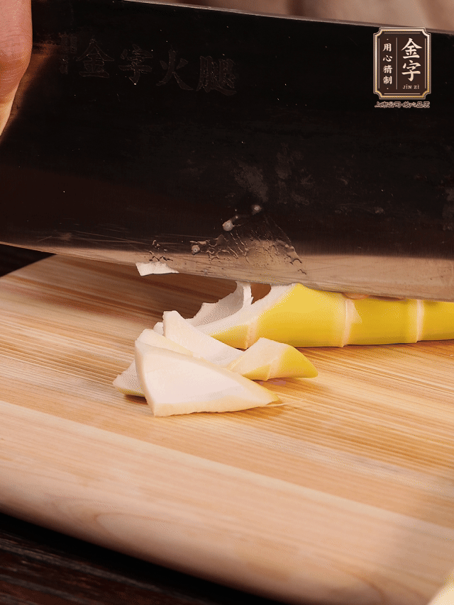 春筍去筍衣切滾刀塊；萵筍去皮切滾刀塊；春筍、百葉結(jié)焯水2分鐘。