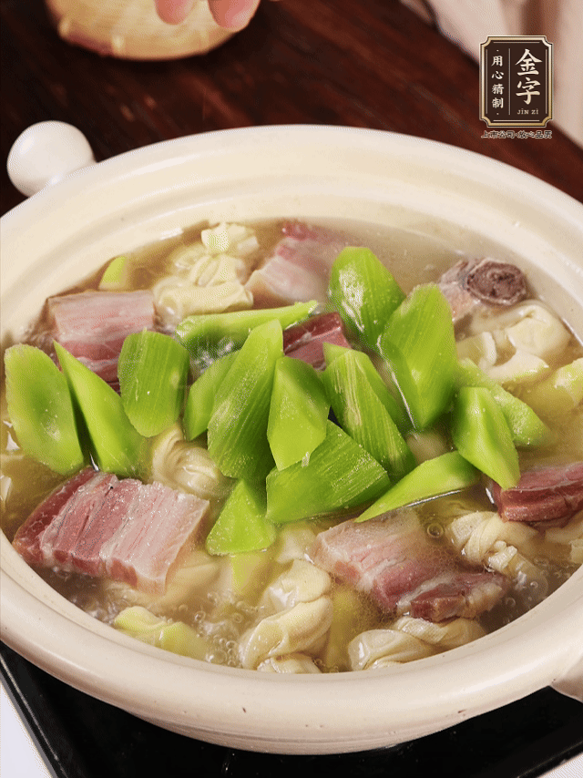 下春筍、百葉結，繼續燉15分鐘。最后下萵筍煮3分鐘，少許鹽調味。